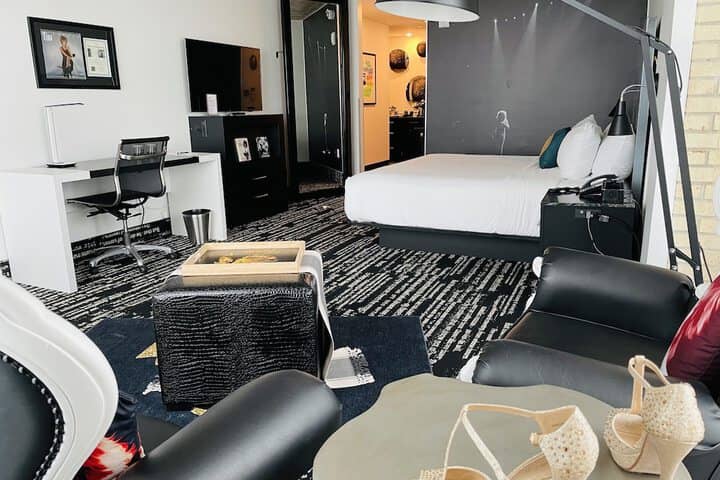Room 28 of 74